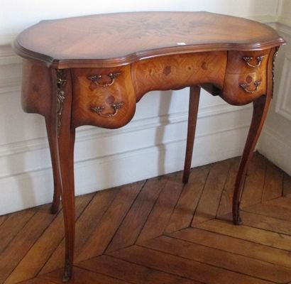 Petit bureau rognon marqueté style Louis...