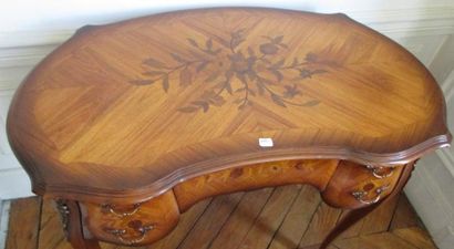 Petit bureau rognon marqueté style Louis...