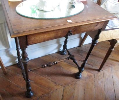 Petite table style rustique à entretoise