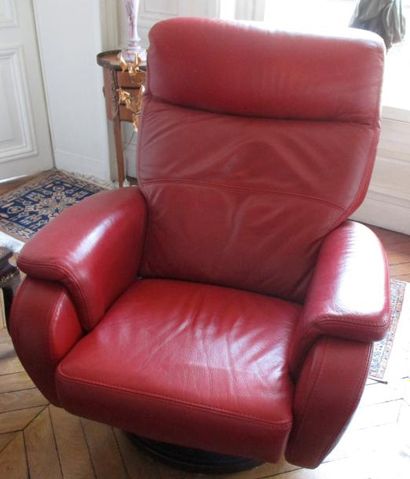 Fauteuil et repose pied en cuir rouge