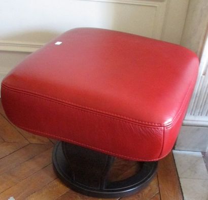 Fauteuil et repose pied en cuir rouge