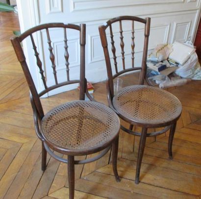Deux chaises canées