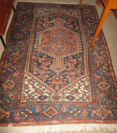 Tapis fond bleu 

190x130