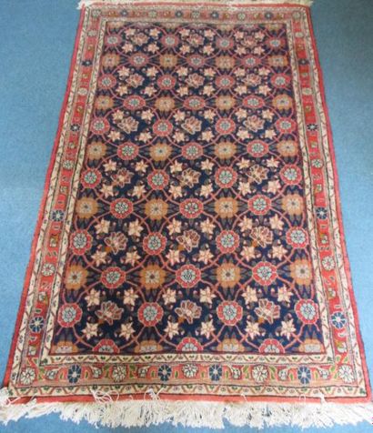 Tapis fond bleu, décor de croisillons et...