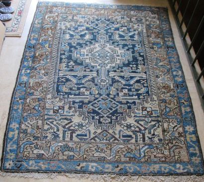 Tapis fond crème décor bleu 

154x116