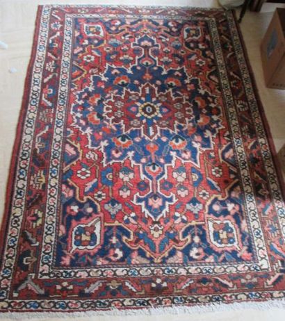 Tapis fond rouge broderie marron

198x13...