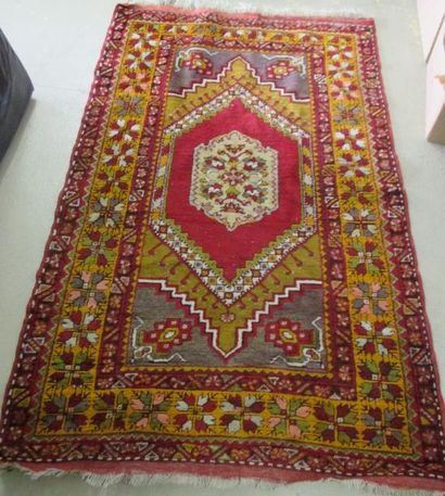 Tapis fond rouge 

170 x 108