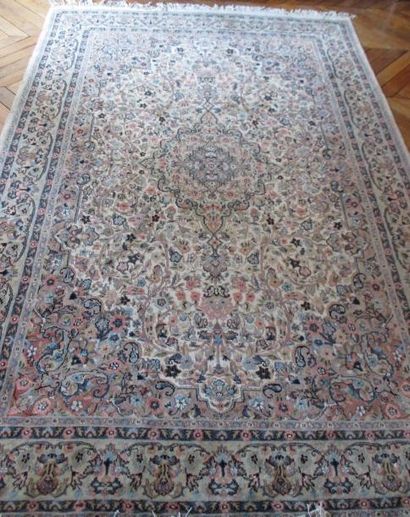 Tapis à fond beige

280x184 cm