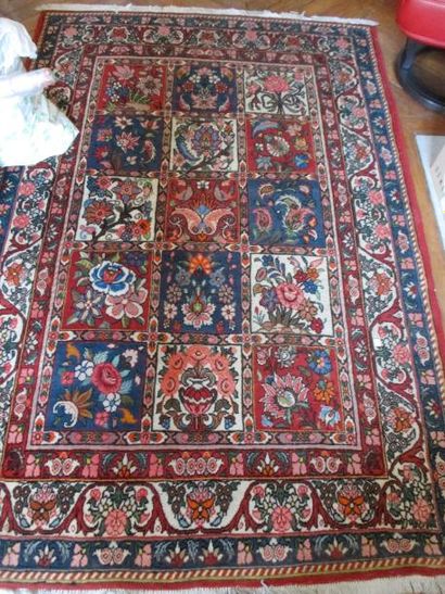 Petit tapis à décor floral et un petit tapis...