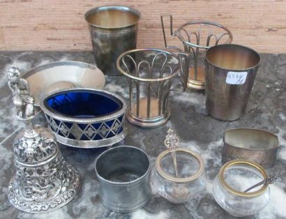 Lot en métal : paire de porte-tasses, salières,...