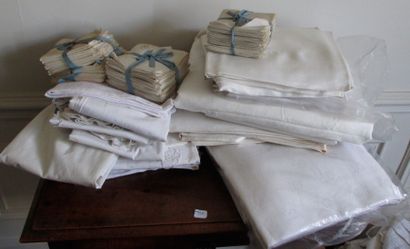Lot de linge de maison brodé et dentelle...