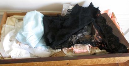Lot de linge de maison brodé et dentelle...