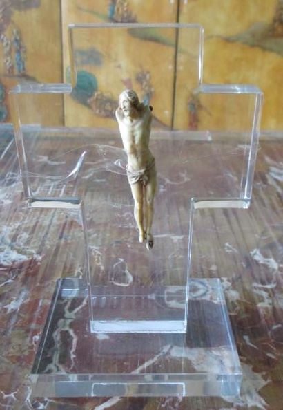 Christ en croix en ivoire marinXVIIIème (accidents)...