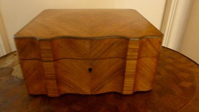 Boite galbée en bois de placage