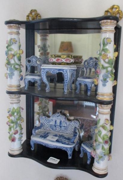 Petite étagère en porcelaine et sièges m...