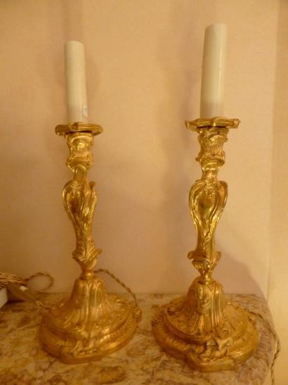 Paire de bougeoirs en bronze doré à décor...