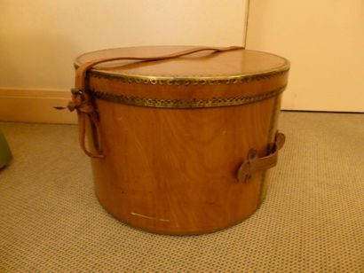 Boite à chapeau en bois naturel et laiton,...