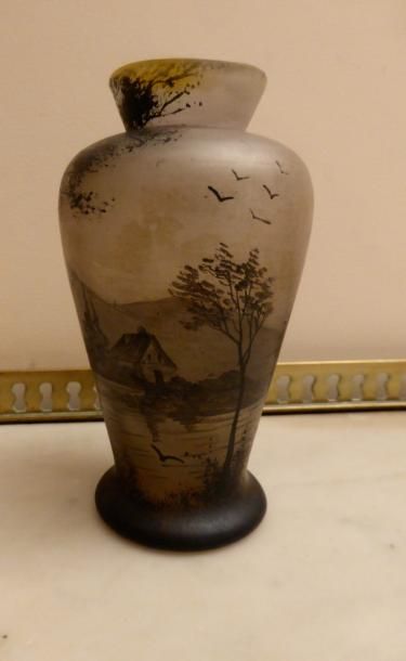 PEYNAUD vase enverre à décor peint d'une...