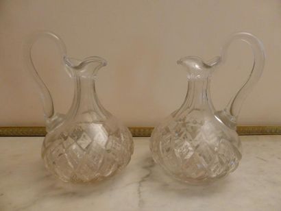 Paire de carafes en cristal taillé, SAINT...