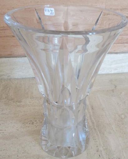Vase en cristal taillé 

H : 30cm
