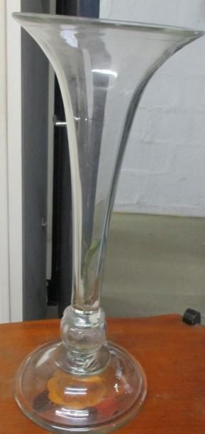 Grand vase tulipe en verre

H : 50cm