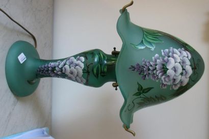 Lampe en verre vert à décor peint de glycines

H...