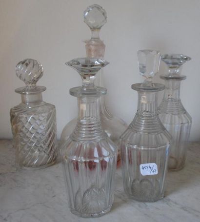 Cinq carafes en cristal