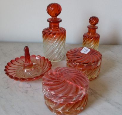 Cinq éléménets de garniture de toilette BACCARAT...
