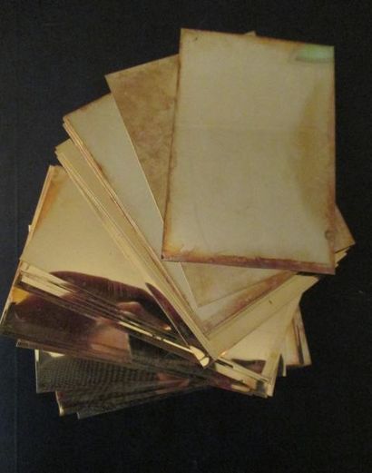 Quarante deux feuilles d'or, pds : 3197,33...
