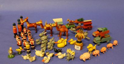 Lot de petits animaux en bois et jouets