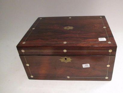 Coffret palissandre filet en laiton et nacre

début...