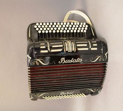 BUSATO Paris

Accordéon en bakélite noire...