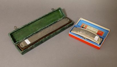 Deux harmonicas dans leurs boites HOHNER