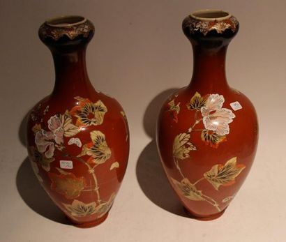Paire de vases en faïence à décor de fleurs...