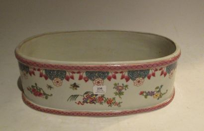 Jardinière ovale en porcelaine polychrome...