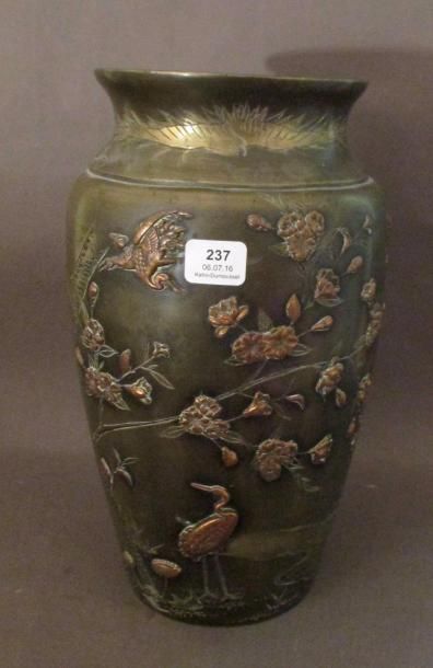 Vase en bronze à décor gravé et en relief...