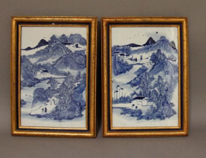 Deux plaques en porcelaine à décor de paysage...