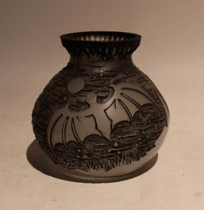 VAL

Vase globulaire en verre patiné gris...