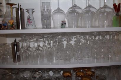 Une mannette de verrerie dépareillé