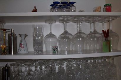 Une mannette de verrerie dépareillé