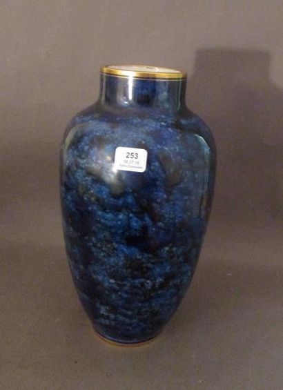 Manufacture Nationale de SEVRES

Vase piriforme...