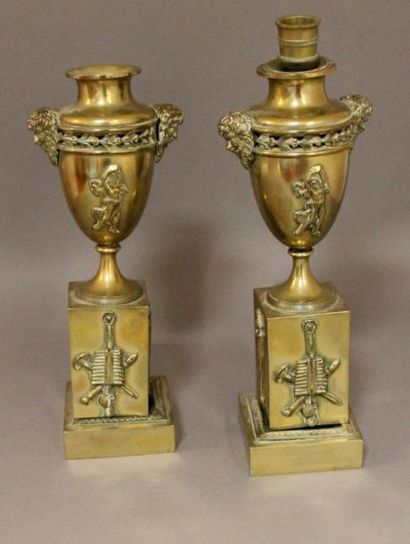 Paire de brûle-parfums en bronze en forme...