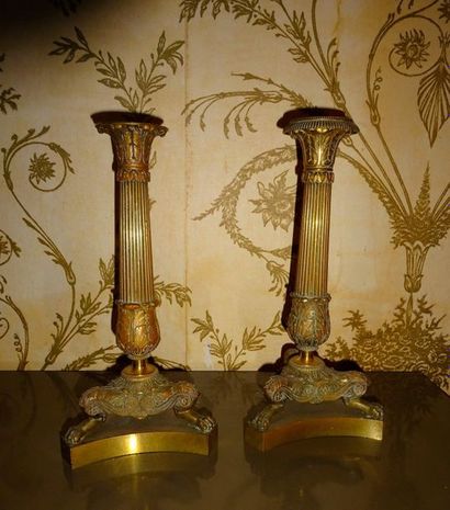 Paire de bougeoirs en bronze tripode à griffes...