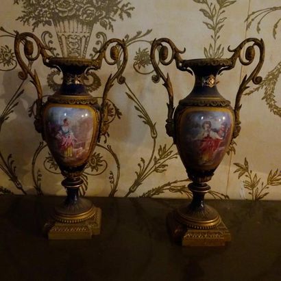 Paire de vases à anses en porcelaine polychrome...