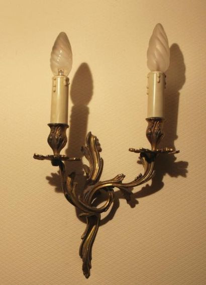 Paire d'appliques en bronze à deux lumières...