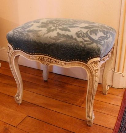 Deux tabourets en bois laqué blanc de styel...