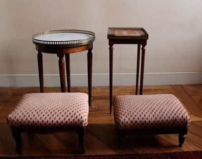 Deux tabourets en bois naturel, petit guéridon,...