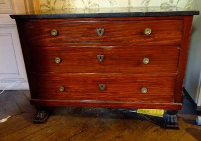 Commode en placage d'acajou à tiroirs, pieds...