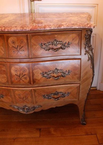 Commode galbée en bois de placage marquetée...