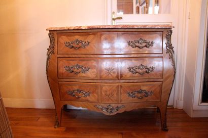 Commode galbée en bois de placage marquetée...